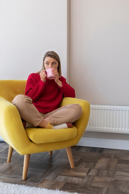 Plein coup femme tenant une tasse de café