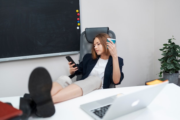 Plein coup femme tenant le téléphone au travail