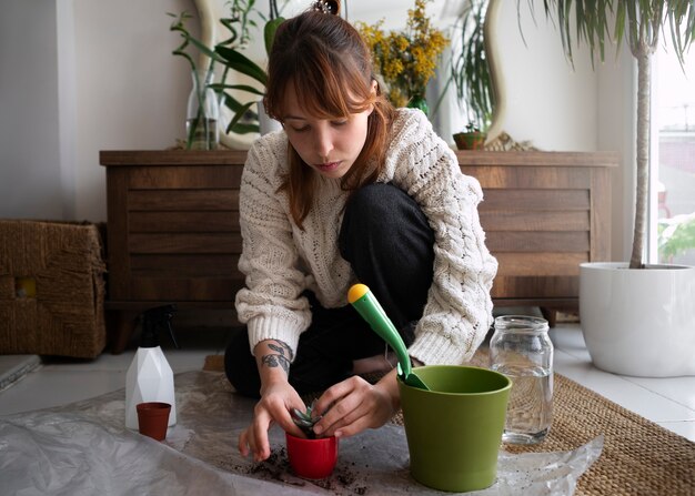 Plein coup femme transplantant une petite plante