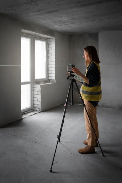 Photo gratuite plein coup femme travaillant comme ingénieur