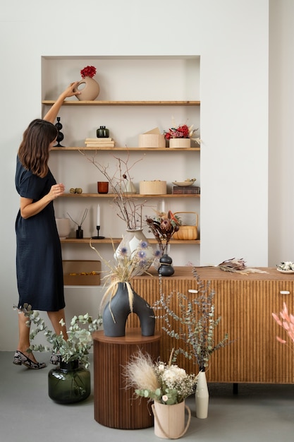 Plein coup femme travaillant avec des fleurs