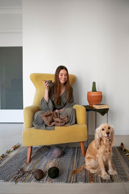 Plein coup femme tricotant à la maison