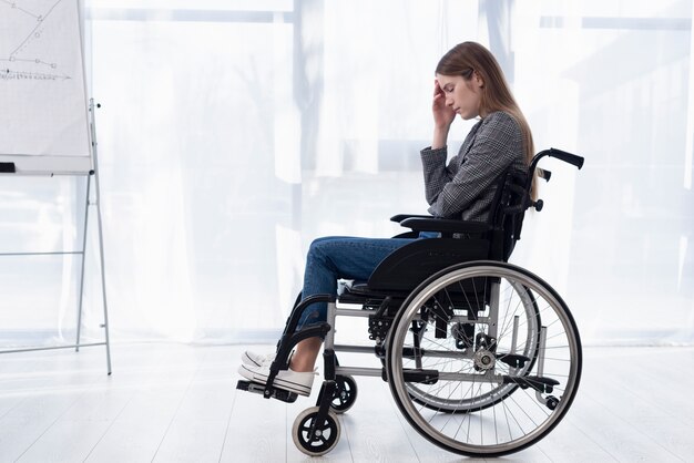 Plein coup de femme triste en fauteuil roulant