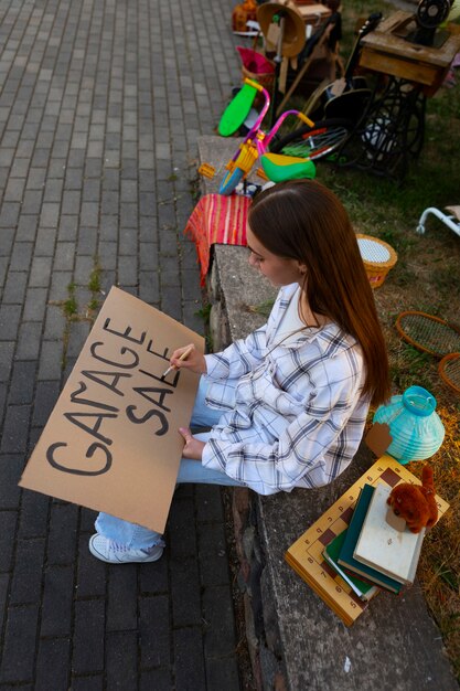 Photo gratuite plein coup femme à la vente de garage