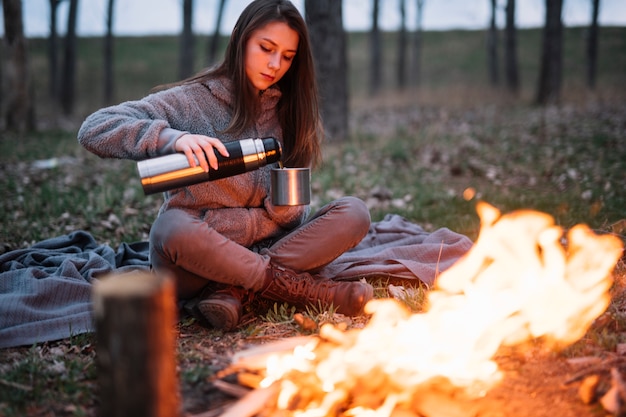 Plein coup femme versant du café