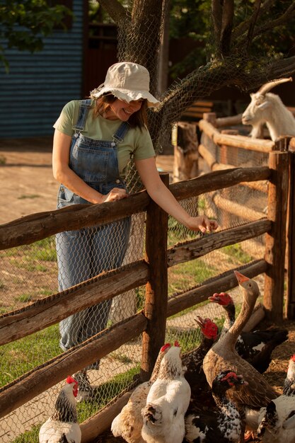 Plein coup femme vivant à la ferme