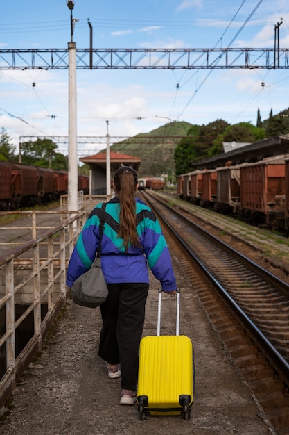 Plein coup femme voyageant avec bagagge