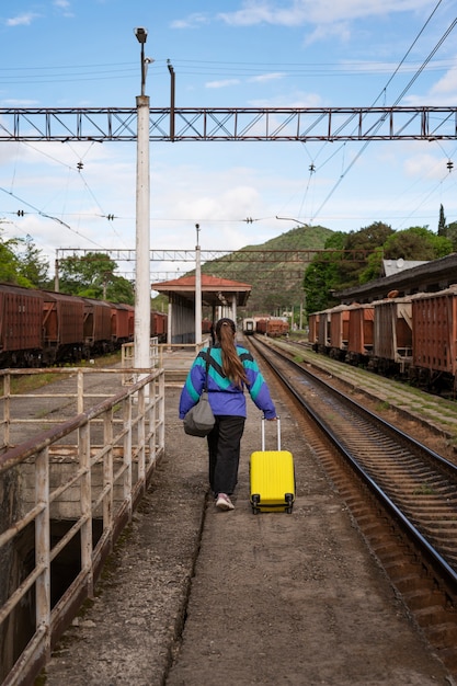 Photo gratuite plein coup femme voyageant avec bagagge