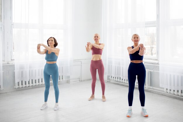 Plein coup de femmes âgées s'entraînant ensemble