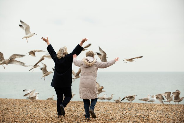 Plein coup de femmes à l'extérieur avec des oiseaux