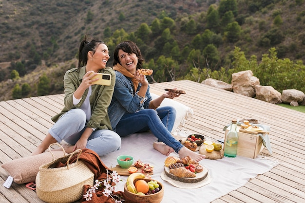 Plein coup de femmes heureuses avec de la nourriture délicieuse