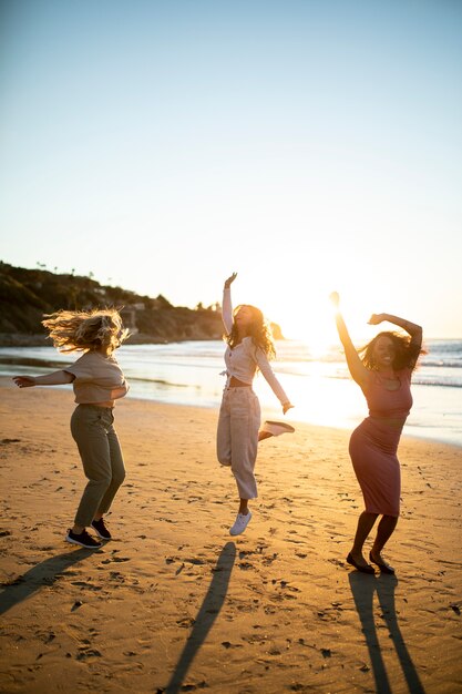 Plein coup de femmes heureuses s'amusant au bord de la mer