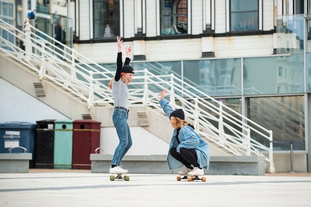 Photo gratuite plein coup de femmes heureuses en ville