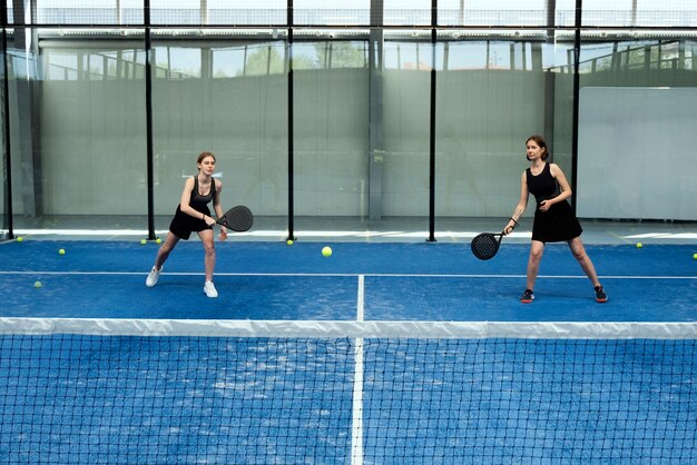 Plein coup de femmes jouant au paddle-tennis