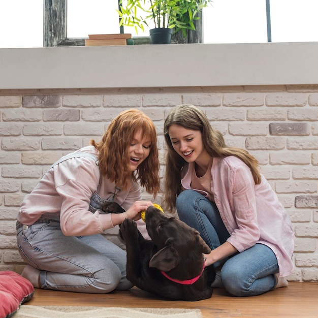 Plein coup de femmes jouant avec un chien