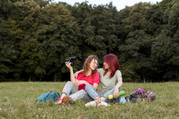 Plein coup de femmes avec des jumelles en regardant eachother