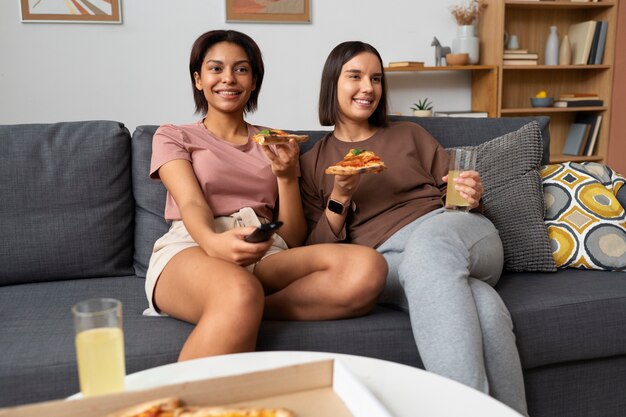 Plein coup de femmes mangeant de délicieuses pizzas