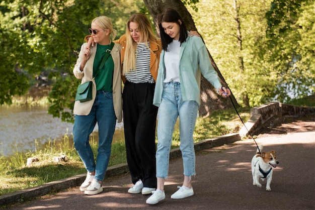 Photo gratuite plein coup de femmes promenant un chien