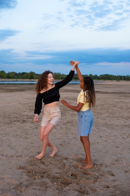 Photo gratuite plein coup de femmes qui dansent à l'extérieur