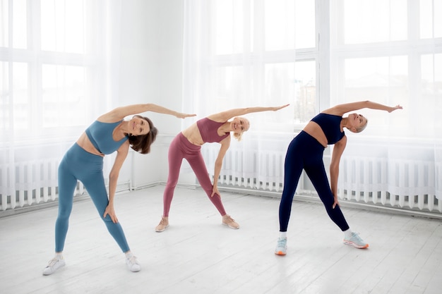 Photo gratuite plein coup de femmes qui s'échauffent