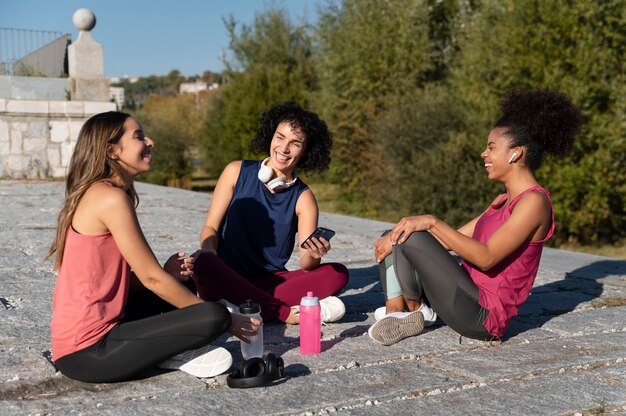 Plein coup de femmes sportives heureuses à l'extérieur