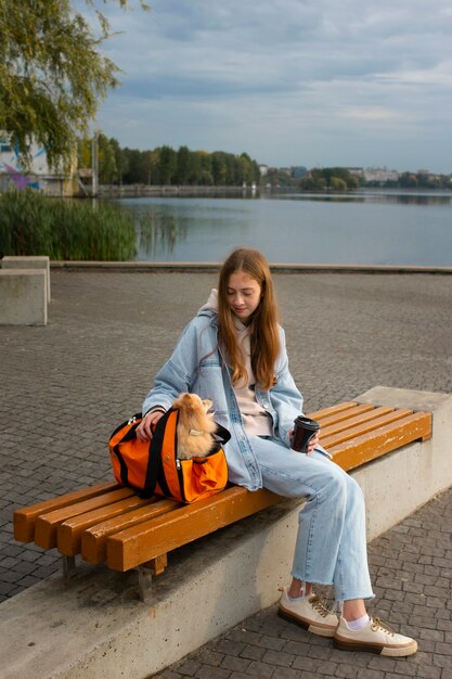 Plein coup fille et chien sur banc