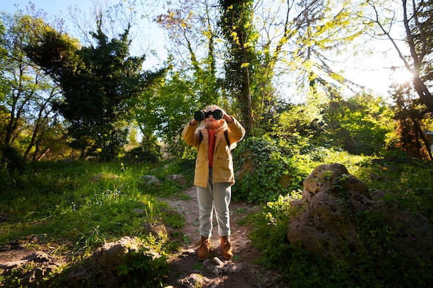 Photo gratuite plein coup fille explorant la nature