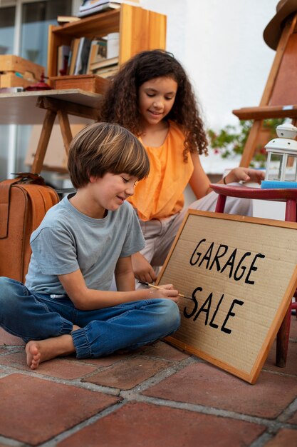 Plein coup fille et garçon à la vente de garage