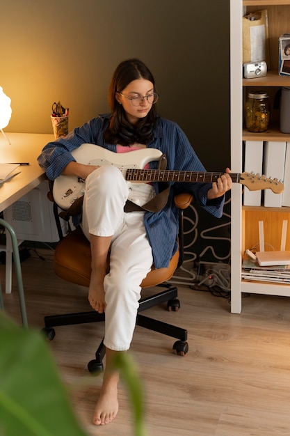 Plein coup fille jouant de la guitare