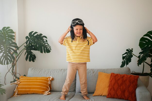 Plein coup fille jouant avec des lunettes de vol