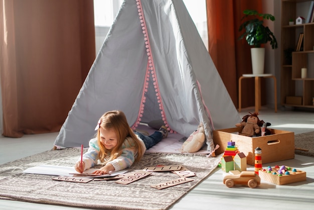 Photo gratuite plein coup fille jouant à la maison