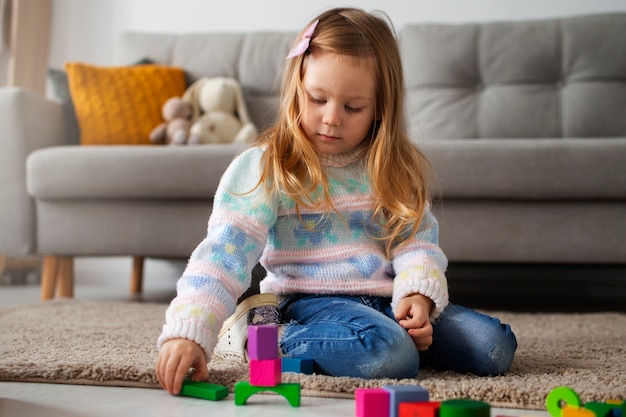 Plein coup fille jouant à la maison