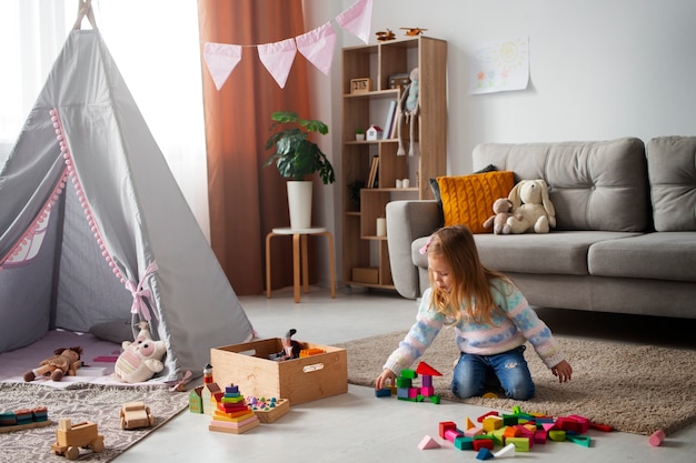 Plein coup fille jouant à la maison