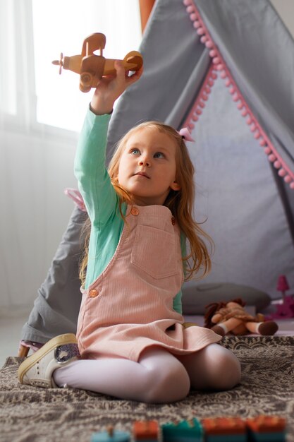 Plein coup fille jouant à la maison