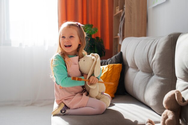 Plein coup fille jouant à la maison