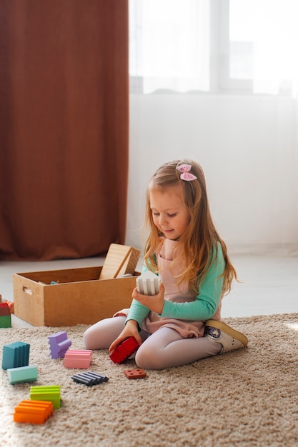 Plein coup fille jouant à la maison