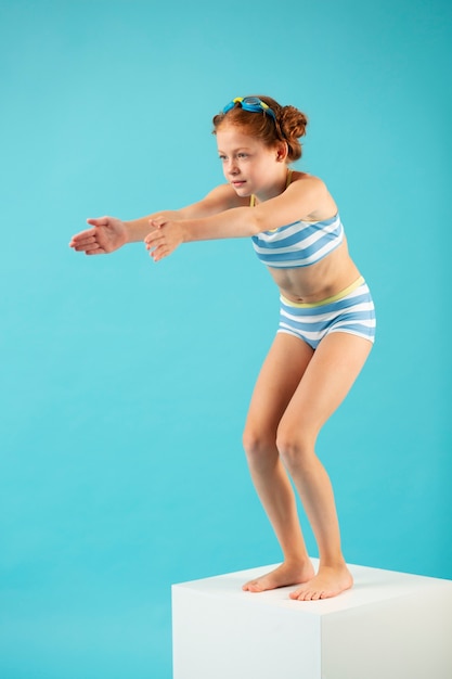 Photo gratuite plein coup fille prête à sauter