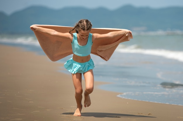 Photo gratuite plein coup fille qui court sur la plage