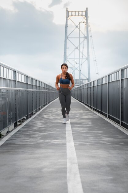 Plein coup fit femme courir à l'extérieur