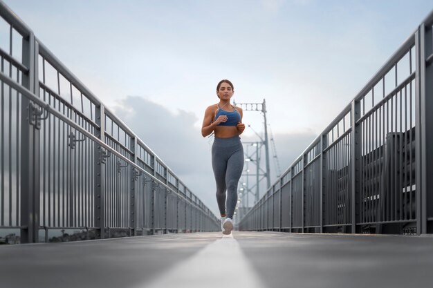 Plein coup fit femme courir à l'extérieur