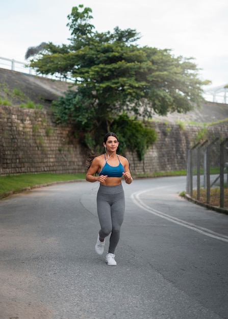 Plein coup fit femme courir à l'extérieur