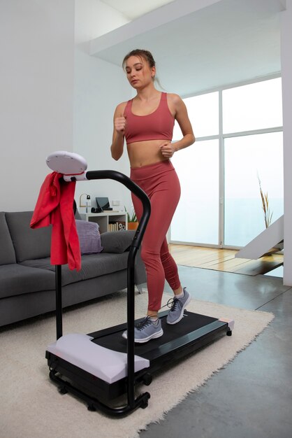 Plein coup fit femme sur tapis roulant