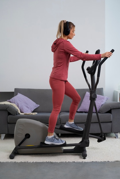 Plein coup fit femme sur vélo d'exercice