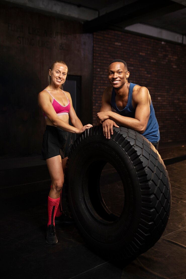 Photo gratuit plein coup fit homme et femme au gymnase