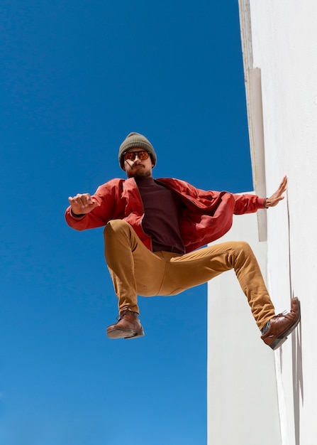 Photo gratuite plein coup fit homme sautant à l'extérieur