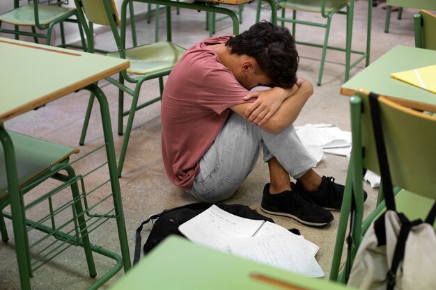 Plein coup garçon triste à l'école