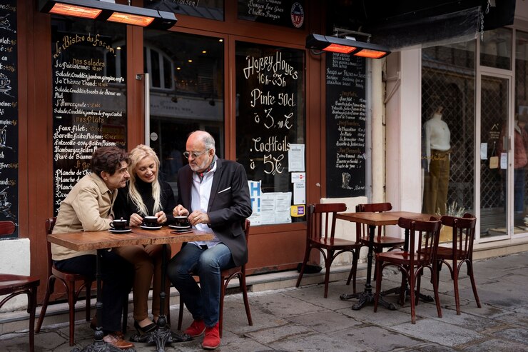Photo gratuit plein coup de gens assis ensemble à table