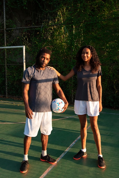 Photo gratuite plein coup de gens avec ballon de foot