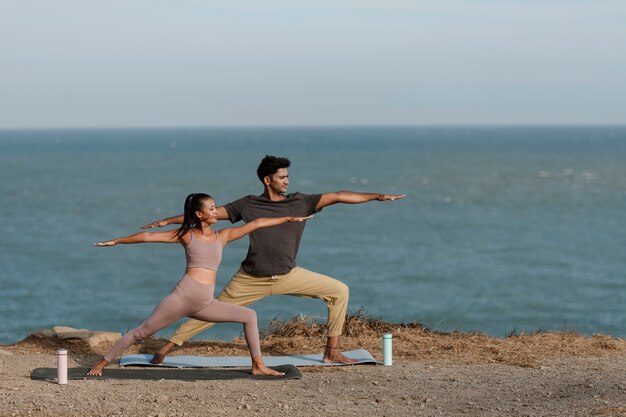 Plein coup de gens faisant du yoga ensemble