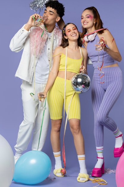 Photo gratuite plein coup de gens faisant la fête avec une boule disco